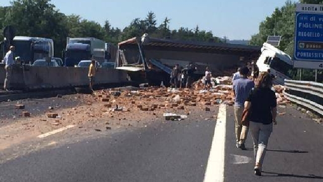 Autostrada-A1-maxi-incidente-verso-Firenze-si-ribalta-tir-con-mattoni