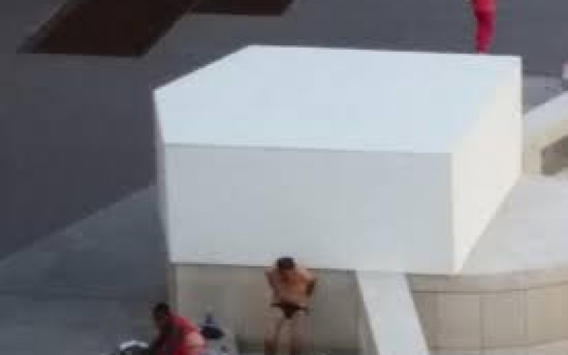 Brescia, choc uomo si fa il bidet in piazza nella fontana