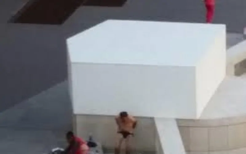Brescia-fotografato-uomo-che-si-fa-il-bidet-in-piazza-nella-fontana