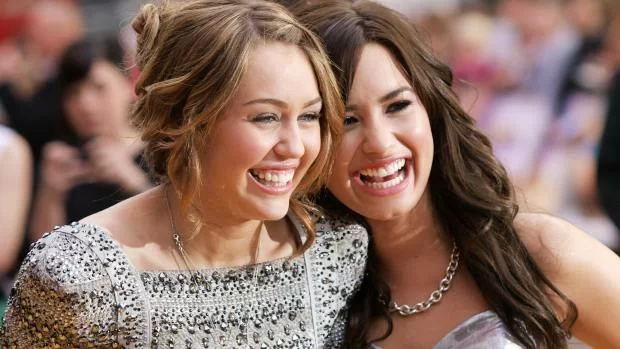Demi-Lovato-e-Miley-Cyrus-si-sfidano-su-Instagram-a-colpi-di-foto