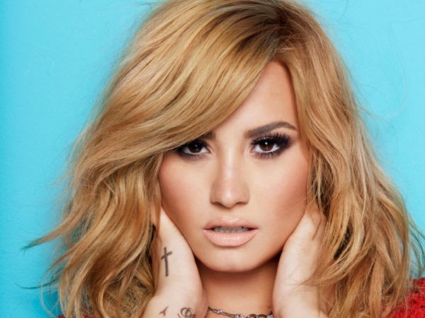 Demi-Lovato-ai-Glaad-Awards-mostra-le-sue-forme-con-una-scollatura-vertiginosa