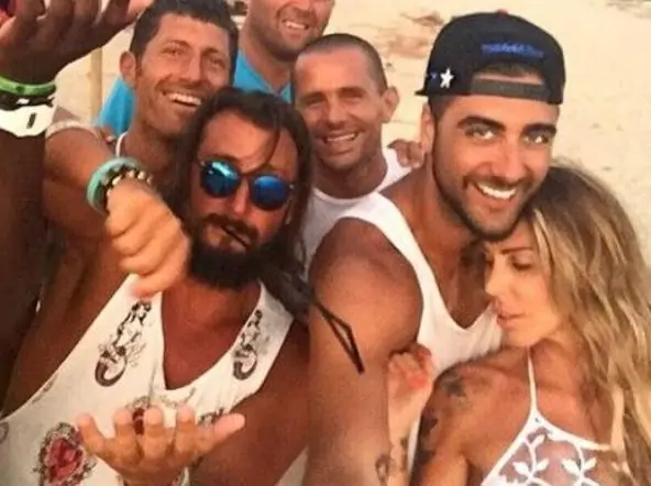 Guendalina-Canessa-a-Formentera-flirta-con-il-cestista-Aradori