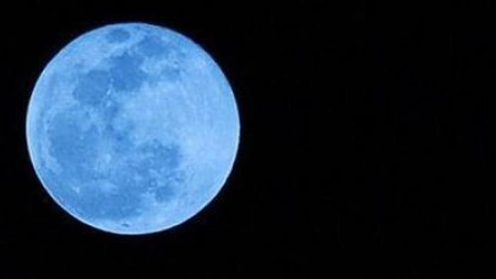 Luna oggi 31 luglio si colora di blu spettacolo nel cielo