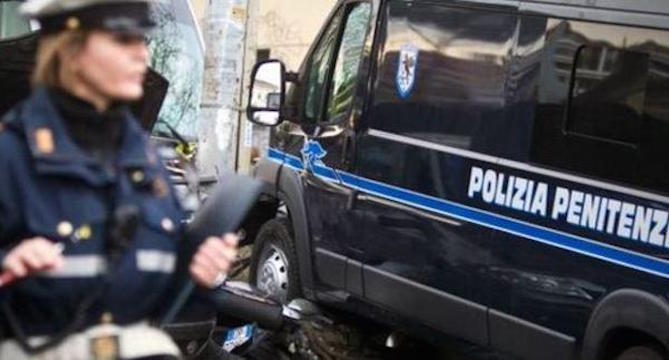 Roma, ragazza cade da scooter viene travolta da furgone polizia penitenziaria