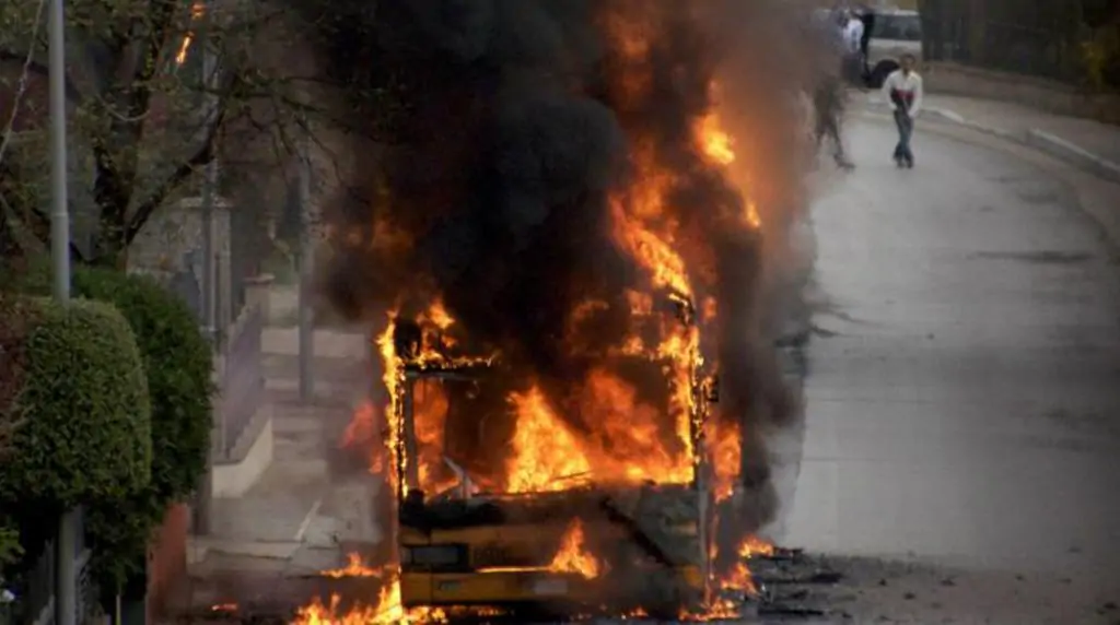 Roma-via-Tiburtina-nuovo-bus-in-fiamme-sono-già-dieci-i-casi