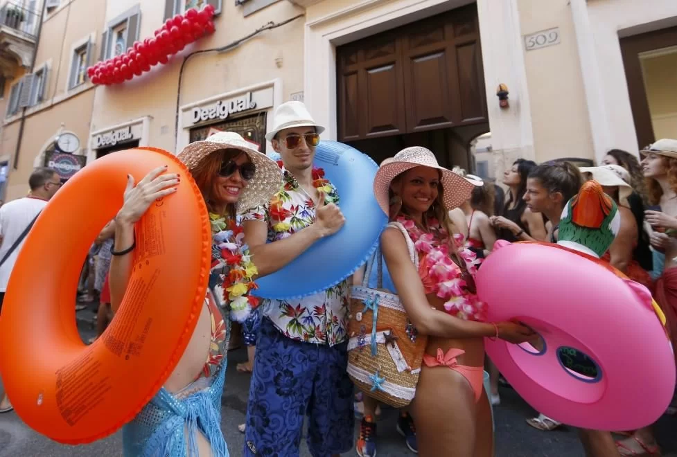 Saldi-a-Roma-sconti-al-via-con-clienti-in-fila-in-bikini