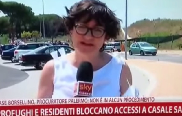 Silvana Aversa inviata di Sky sviene a Roma in diretta, video