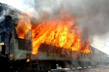 Usa.in.Tennessee.treno.deraglia-e-prende-fuoco- trasportava-sostanze-tossiche