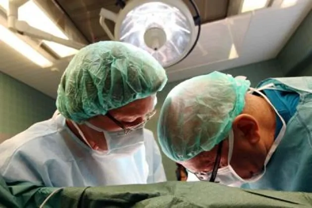 Usa-uso-cellulare-nelle-sale-operatorie-polemiche-per-medici-distratti
