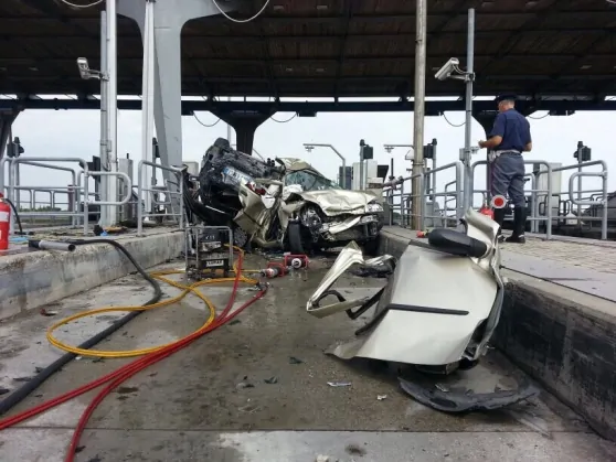 A14-Ravenna-padre-e-figlio-morti-per-incidente-al-casello-video-polizia