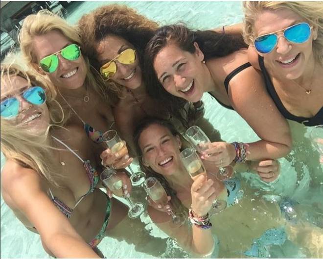 Bar Refaeli festeggia in bikini addio al nubilato alle Maldive