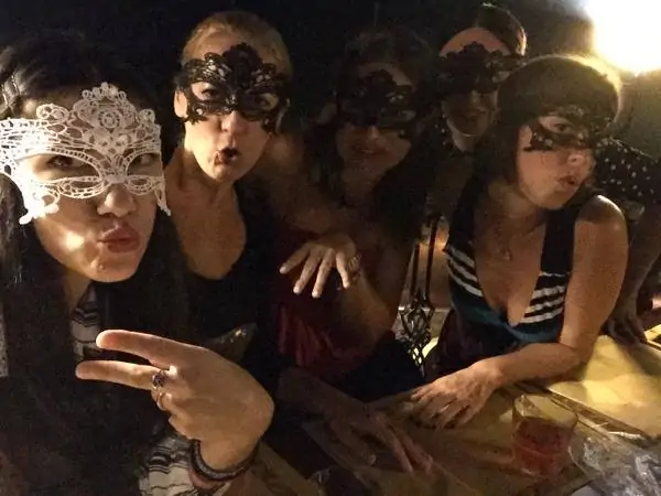 Elisa-si-sposa-le-foto-in-maschera-del-suo-addio-al-nubilato