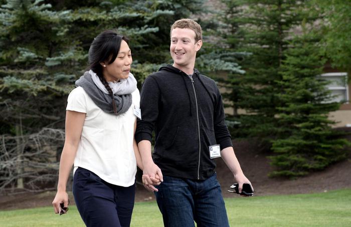 Mark Zuckerberg annuncia su Facebook che presto sarà papà