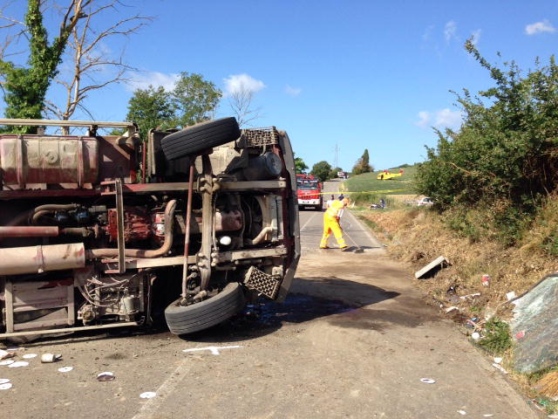 Incidente, camion dei rifiuti si ribalta un morto e un ferito