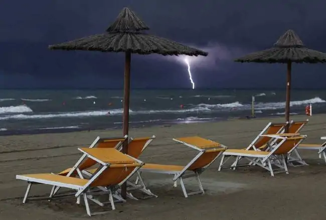 Maltempo-Versilia-in-Toscana-treni-in-ritardo-e-tromba-d-aria-a-Cecina