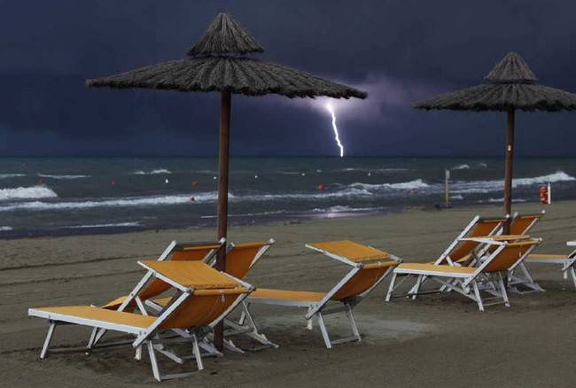 Maltempo allerta meteo su regioni settentrionali, temporali in Liguria