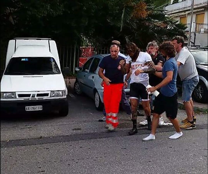 Vittorio Brumotti e il padre aggrediti da automobilisti mentre erano in bici