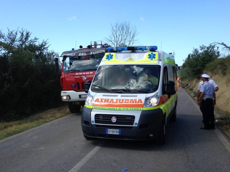 A14, incidente tra ambulanza e camper cinque ragazzi feriti