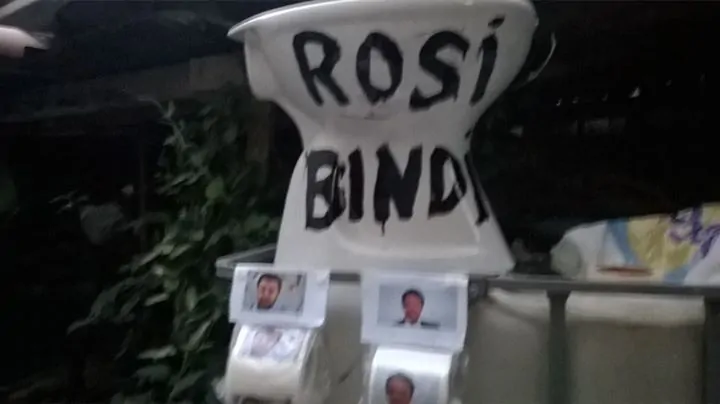 Camorra-a-Rosy-Bindi-dedicato-a-Napoli-wc-con-scritta-“a-latrina-e'-Napule”
