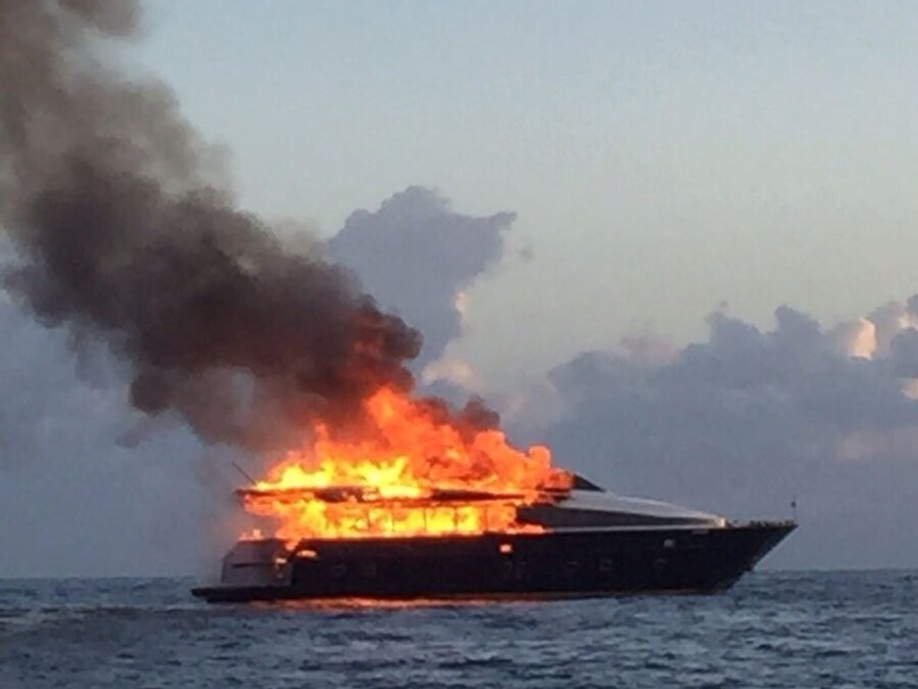 Napoli, incendio a bordo yacht De Laurentiis a largo Posillipo