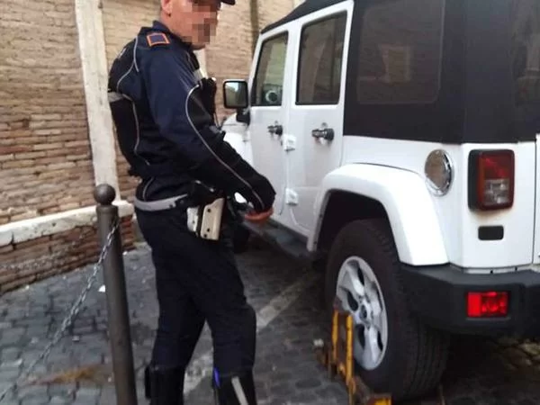 Renato-Zero-ganasce-alla-sua-auto-a-Roma- si-infuria-e-chiama-la-tv