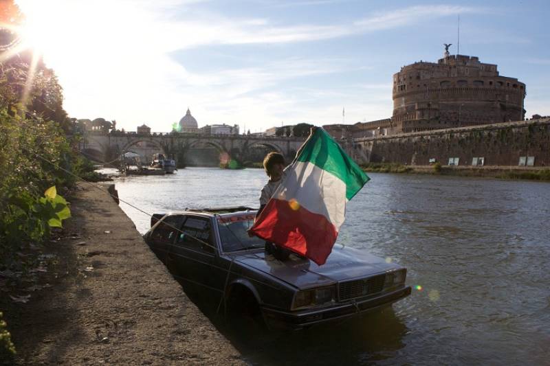 Tevere, naviga con la Maserati anfibia e attraversa Roma, fermato