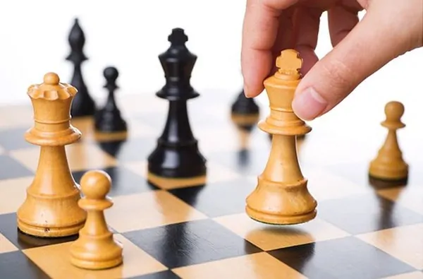 Torneo-di-scacchi-batte-tutti-ma-è-espulso-perchè-bara