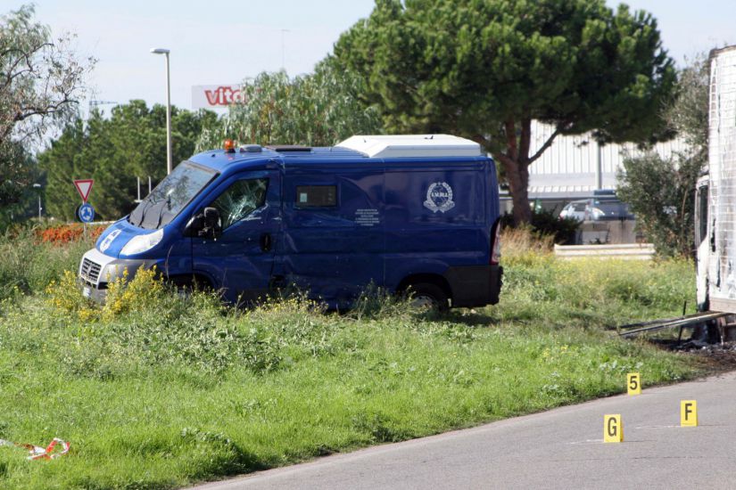 Bari, commando assalta due portavalori dell’Ivri spari e auto incendiate sulla tangenziale