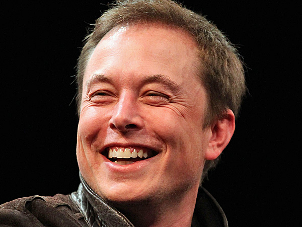 Elon Musk prende in giro Apple, assume licenziati di Tesla