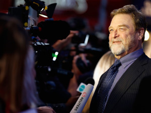 John-Goodman-in-perfetta-linea-alla-prima-londinese-di-Trumbo