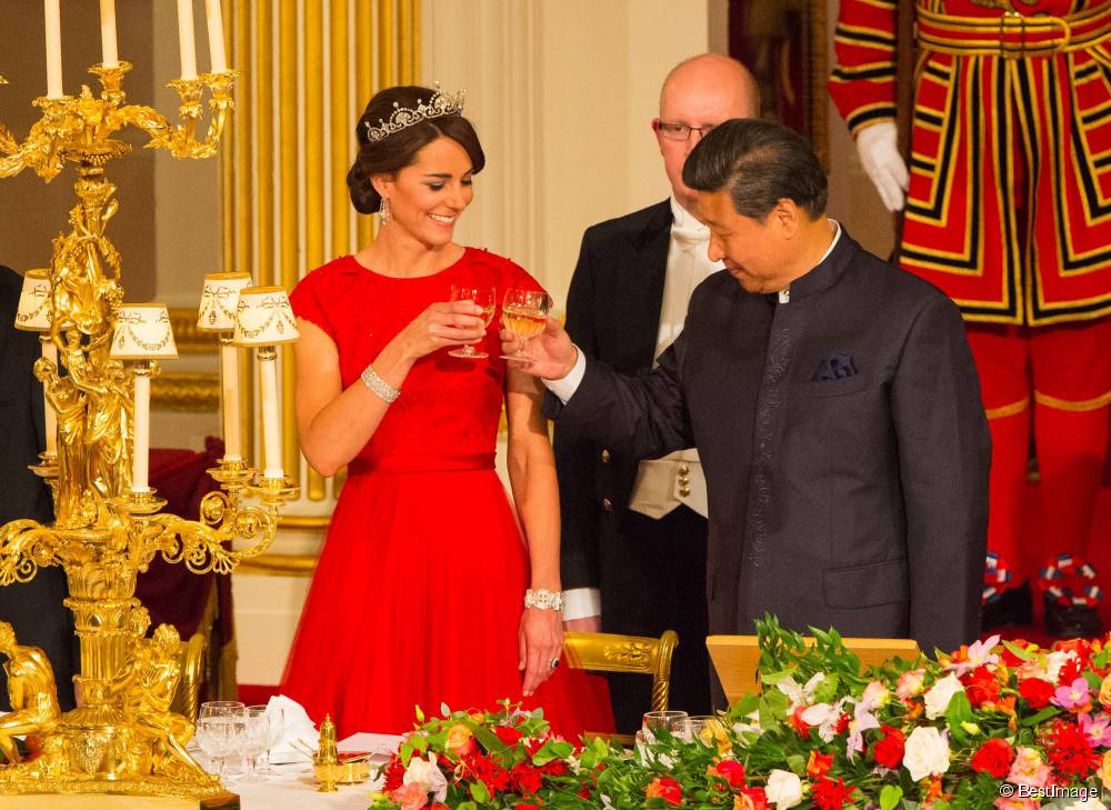 Kate Middleton prove da regina in abito rosso per la cena con presidente cinese