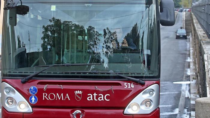 Roma, disabile minorenne picchiato sul bus da due albanesi