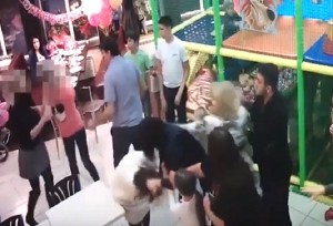 Russia festa di compleanno di un bambino termina in rissa tra mamme, video