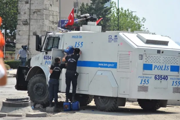 Turchia-l-ex-ragazza-si-sposa-lui-le-regala-una-bomba
