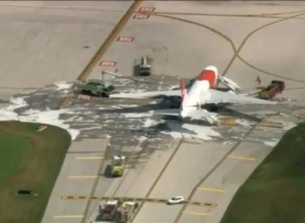Usa-aereo-prende-fuoco-in-pista-paura-tra-i-passeggeri-14-feriti