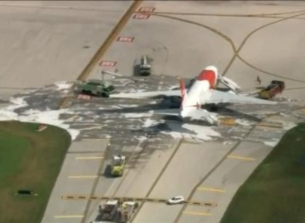 Usa, aereo prende fuoco in pista paura tra i passeggeri, 14 feriti