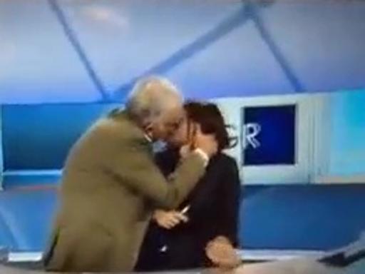 Bari, Gene Gnocchi bacia in diretta la conduttrice del Tg3 Rai, video