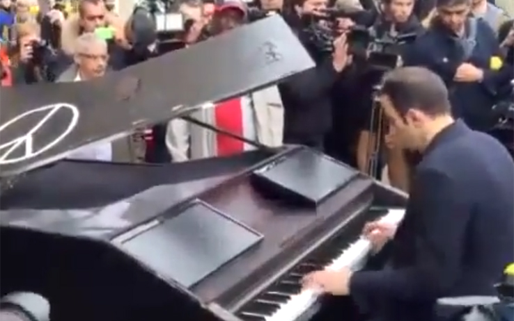 Attentati di Parigi, un pianista misterioso al Bataclan suona Imagine di Lennon, video