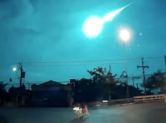 Bangkok-un-gigantesco-frammento-di-meteora-illumina-il-cielo-video