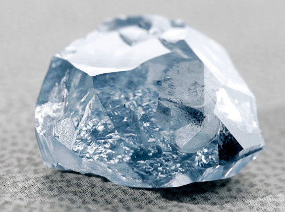 Blue moon diamante più raro al mondo acquistato a 48,5 milioni di dollari