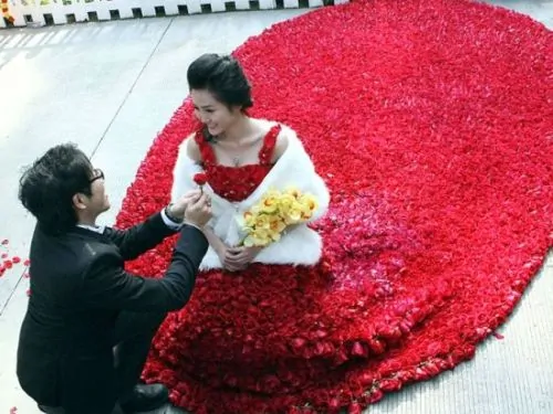 Cina-testimoni-lanciano-in-aria-la-sposa-lei-cade-e-ora-è-in-coma-video