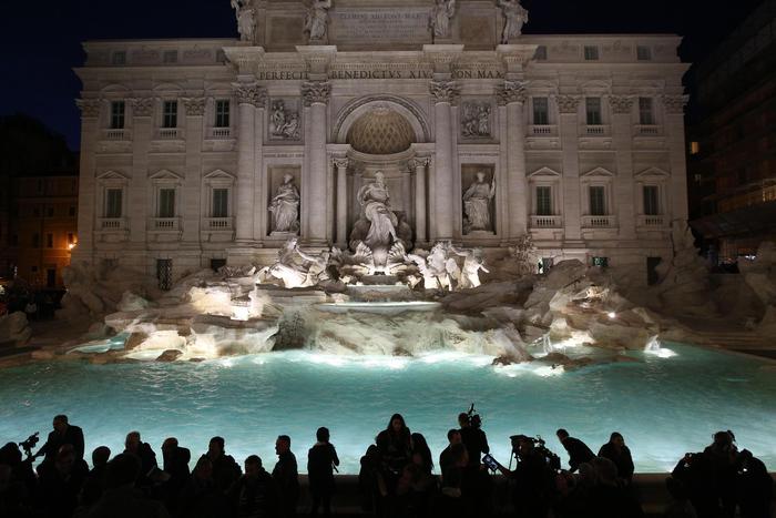 Fontana di Trevi torna l’acqua, tanti applausi e flash dei turisti