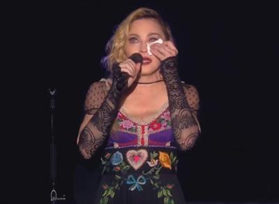 Madonna a Stoccolma si commuove ricordando le vittime di Parigi, video