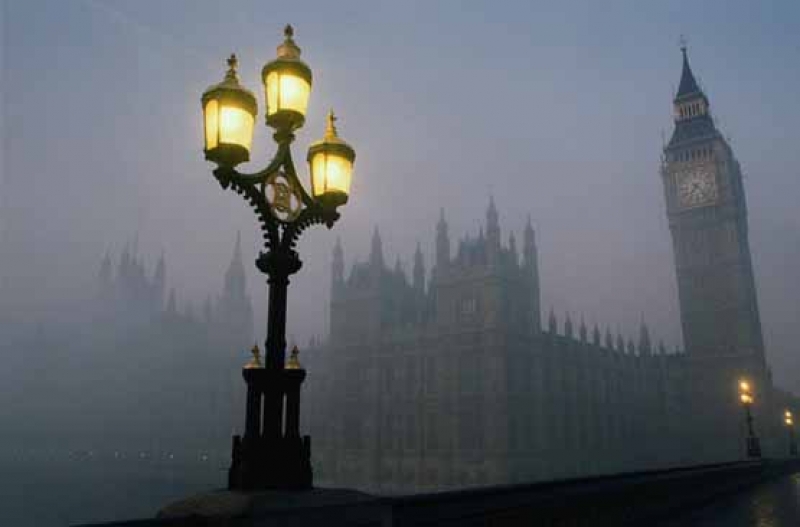 Nebbia misteriosa a Londra, voli cancellati in Nord Europa