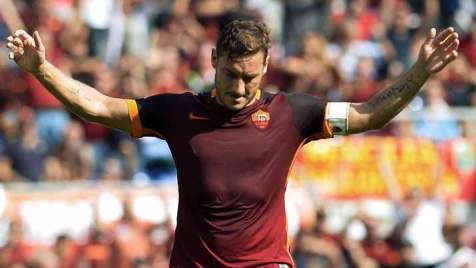 Totti da Maurizio Costanzo parla di Ilary, del suo terzo figlio e della Roma