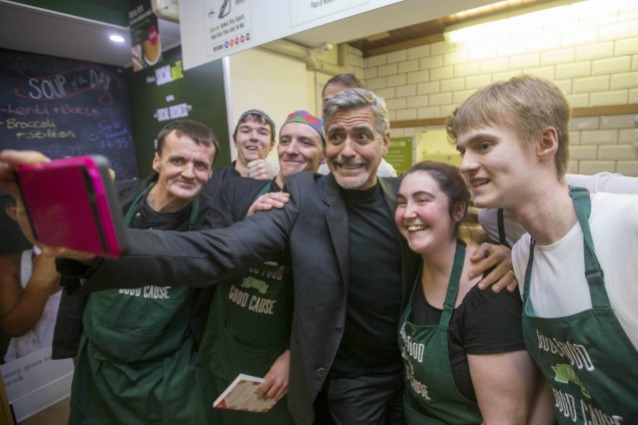 George Clooney cuore d’oro mancia da mille dollari a bar dei senzatetto