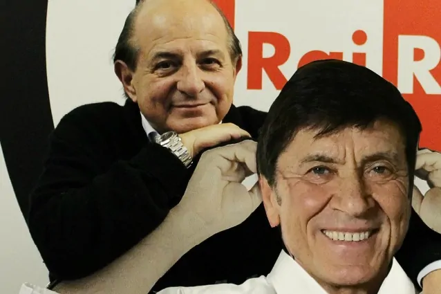 Giancarlo-Magalli-si-fa-un-selfie-con-un-cartonato-di-Gianni-Morandi
