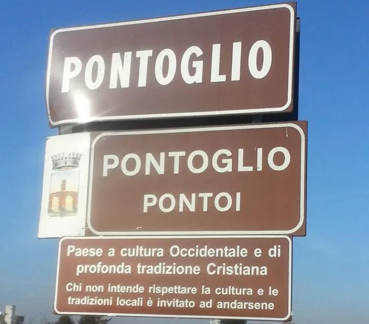 Pontoglio-polemiche-sul-web-per-segnaletica-con-scritta-paese-profondamente-cristiano