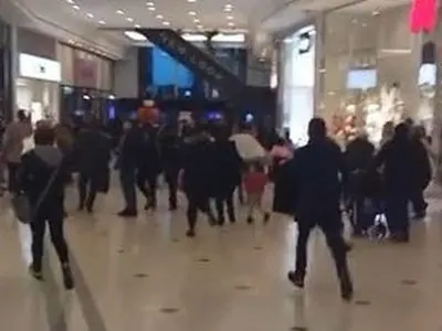Londra-giovani-armati-di-machete-seminano-panico-in-centro-commerciale