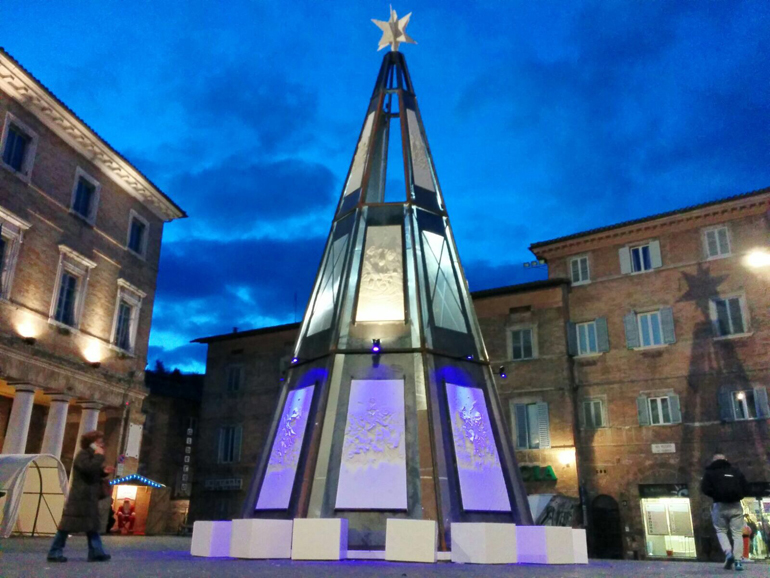 Urbino, Sgarbi contro il sindaco rimuovi l’albero di Natale o mi dimetto